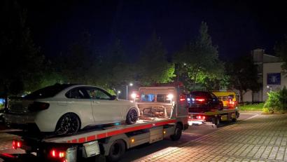 Bild: Polizeiinspektion Amberg
Ausgeröhrt! Huckepack wurden die aufgemotzten Autos abtransportiert, die die Amberger Polizei am Samstagabend aus dem Verkehr gezogen hat.