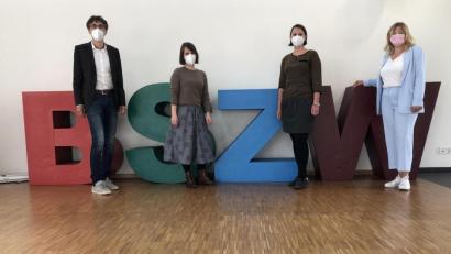 Bild: wro
Martina Hoffmann und Julia Biermeier (Zweite und Dritte von links) vom Münchener ISB wurden von Oberstudiendirektor Thomas Metzler und Anja Wriedt-Wiesend willkommen geheißen.