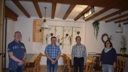 Bild: Kirchenchor Pechbrunn/exb
Nach längerer Zeit kamen die Mitglieder des Kirchenchors Pechbrunn wieder einmal zusammen. Dabei wurden auch Geburtstagsglückwünsche nachgeholt. Im Bild (von links) Chorleiter Herr Karl-Heinz Brand, Kunibert Reiß, Reinfried Sußmann und Kerstin Pflaum.