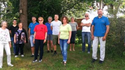 Bild: Robert Dimper
Die beiden Bürgermeister Reiner Pickel und Michael Göth wünschten Naturfreunde-Vorsitzendem Manfred Niebler (von rechts) und seinem ganzen neu gewählten Vorstands-Team stets eine glückliche Hand für den Verein.