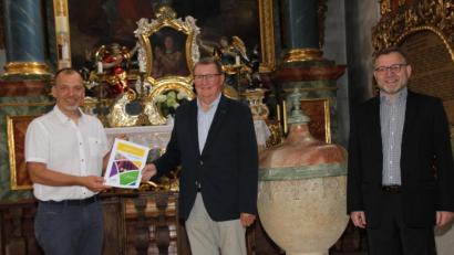 Bild: ads
Der Geschäftsführende Bildungsreferent der KEB Amberg-Sulzbach, Christian Irlbacher, überreichte Hans Paulus im Beisein von Dekan Markus Brunner (von links) das Zertifikat zum Kirchenführer.