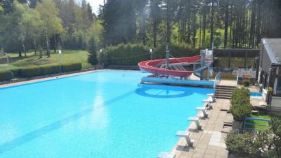 Bild: ws
Auch in diesem Jahr warten die Becken im Freibad Altglashütte vergeblich auf Besucher.
