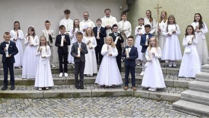 Bild: sck
Die Auerbacher Erstkommunionkinder der zweiten Gruppe mit den Pfarrern Marek Flasinski und Markus Wittal.