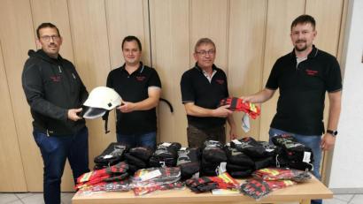 Bild: gz
Feuerwehrvorsitzender Jürgen Bösl überreicht an Kommandant Josef Kleber (von rechts) die neuen Handschuhe und stellvertretender Kommandant Georg Rauch durfte von 2. Vorsitzenden Stefan Schönberger (von links) die neuen Helme entgegen nehmen.