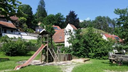 Bild: jp
Der Kinderspielplatz an der Hainthalstraße in Kastl wird mit neuen Spielgeräten bestückt.