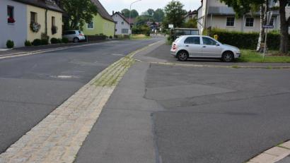 Bild: jr
Sichtbehinderungen durch parkende Autos beim Abbiegen vom Siedlungsweg (rechts) in die Fockenfelder Straße (links) in Pleußen kritisierte Manfred Sommer (SPD).