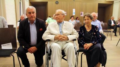 Bild: jrh
Starke Geste gegen Antisemitismus: Ludwig Spaenle kniet neben Alexander Fried, 96-jähriger Holocaust-Überlebender, und dessen Frau Dorothea Woiczechowski-Fried.