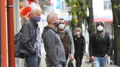 Archivbild: Gabi Schönberger
Bis Ende Mai galt in der Weidener Fußgängerzone noch die Maskenpflicht. Egal ob beim Stehen, Gehen oder Radfahren: Bürger mussten Maske tragen.
