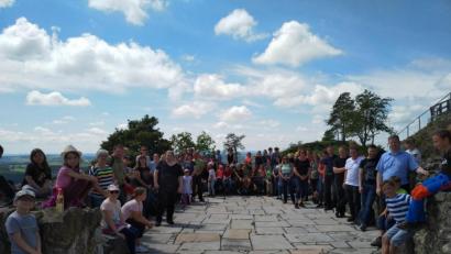 Bild: jzk
Sehr gut gefallen hat den Kommunionkindern der Ausflug mit Stadtpfarrer Thomas Kraus (rechts vorne) zur Burgruine auf dem Waldecker Schloßberg.