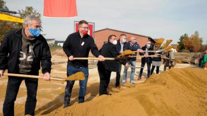 Archivbild: Stephan Huber
Im Oktober vergangenen Jahres war Spatenstich: An der Kennedystraße entsteht ein neuer Kindergarten, den die Johanniter betreiben.