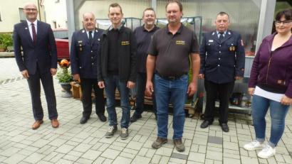 Bild: mad
Günter Hauser (Dritter von links) ist neuer Kommandant der Feuerwehr Zangenstein, vertreten wird er von Michael Fichtl (Dritter von rechts). Zur Wahl gratulierten (von links) Bürgermeister Maximilian Beer, Kreisbrandinspektor Richard Fleck, der bisherige Kommandant Wolfgang Graf, Kreisbrandmeister Konrad Hoch und Verwaltungsmitarbeiterin Ute Voith.