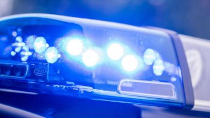 Symbolbild: Lino Mirgeler
Ein Blaulicht leuchtet auf dem Dach einer Polizeistreife.