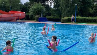 Bild: Kathrin Thoma/exb
Viel Spaß machte den Schülern der Schwimmbadbesuch.