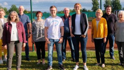 Bild: mab
Dennis Stangl (Fünfter von links) und Christin Hesker (Vierte von rechts) stehen an der Spitze der Tennisabteilung. Das Bild zeigt sie zusammen mit den übrigen Mitgliedern des Vorstandes.