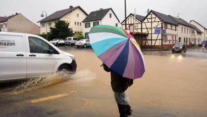 Bild: Thomas Frey/dpa
Der Ortskern von Gelsdorf (Kreis Ahrweiler) ist nach dem Starkregen überflutet. Tief Bernd bringt Regen über Eifel und Hunsrück, die Hochwassergefahr steigt.