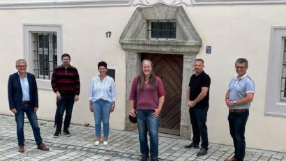 Bild: Ulrike Meixner/exb 
Alexandra Danner (Mitte) ist die neue Leiterin der offenen Jugendarbeit und des Jugendtreffs in Neunburg. Zum Start wünschten (von links) die Fraktionssprecher Martin Scharf (FW) und Alexander Trinkmann (CSU), Zweite Bürgermeisterin Margit Reichl, Jugendbeauftragter Harald Klatzka und Bürgermeister Martin Birner alles Gute.