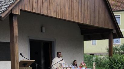 Bild: Markus Rauscher 
Vilsecks Stadtpfarrer Pater Robin feierte mit den Bürgern von Adlholz den 50. Weihetag der Dorfkapelle. Den Festgottesdienst zelebrierte der Geistliche im Freien vor dem Gotteshaus.