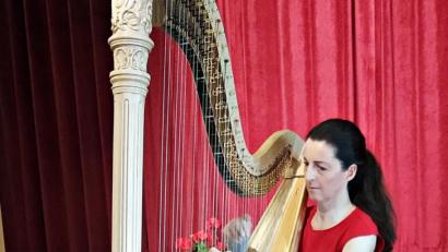 Harfinistin Silke Aichhorn gastierte in Brand. Es war das erste Konzert ihrer Tournee durch Deutschland und Europa.