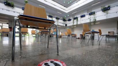 Bild: Stephan Huber
Bitte eintreten: Das Foyer des LCC in Sulzbach-Rosenberg ist zum Wartebereich des Impfzentrums umfunktioniert worden. Wer hier auf den Stühlen Platz nimmt, weil oben in den Impfkabinen gerade viel los ist, kann sich die Wartezeit mit einem Aufklärungsfilm über das Impfen gegen Corona verkürzen.
