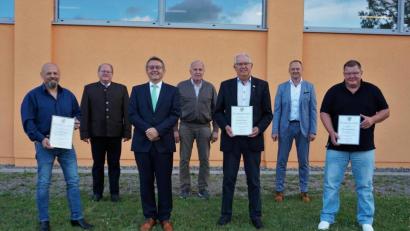 Bild: wec
Die ausgeschiedenen Gemeinderäte mit dem ebenfalls ausgeschiedenen Bürgermeister und den drei amtierenden Bürgermeistern (von links): Daniel Plata, 2. Bürgermeister Johann Vornlocher, Josef Gilch, 3. Bürgermeister Herbert Jäger, Bürgermeister Erich Meidinger, Christian Deinzer. Es fehlte bei der Feier: Anton Hofmann.