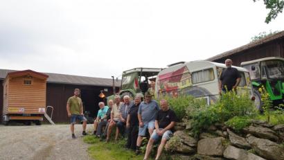 Bild: fvo
Christoph Ertl (links) zeigt den sieben Traktorwallfahrern (sitzend) aus Unterfranken das Oldtimermuseum in Woppenrieth. Mit dabei: Oma Monika Gollwitzer und Papa Peter Ertl (rechts).