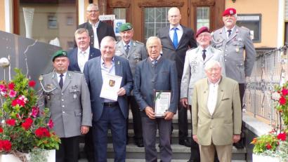 Bild: dl
Altlandrat Hans Schuierer (Mitte) wurde zum Ehrenmitglied der Traditionskameradschaft Sicherungsbataillon 48 ernannt. Arthur Fischer (Zweiter von links) erhielt die Ehrennadel des Verbandes der Reservisten der Deutschen Bundewehr.