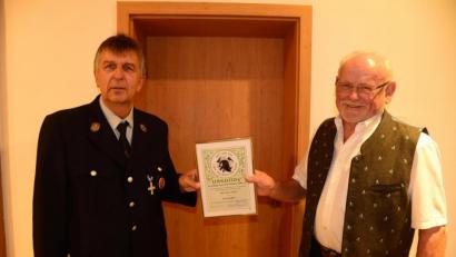 Bild: bey
Vorsitzender Johann Kellner überreicht Josef Schärtl die Ernennungsurkunde zum Ehrenmitglied der Feuerwehr Döllnitz, Markt Leuchtenberg.