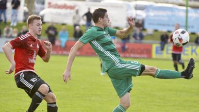 Archivbild: Ziegler
Die ersten Schritte in unbekannter Umgebung macht der 1. FC Schlicht (rechts Tobias Stubenvoll) am Freitagabend in seinem ersten Bezirksliga-Spiel gegen den TSV Detag Wernberg.
