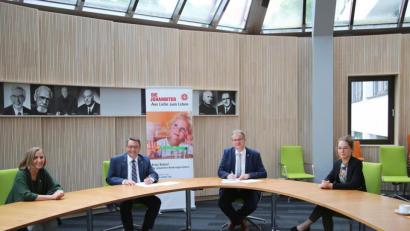 Bild: Andreas Denk/exb 
Der Vertrag steht: Sylvia Meyer, die Sachgebietsleitung Kindereinrichtungen bei den Johannitern in Ostbayern, Regionalvorstand Martin Steinkirchner, Bürgermeister Franz Grabinger und Lena Künzl, stellvertretende Geschäftsstellenleiterin der VG (von links) besiegelten die Trägerschaft für den neuen Kindergarten.