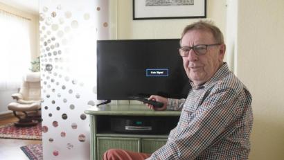 Bild: Gabi Schönberger
Hans Schreyegg vor dem schwarzen Fernsehbildschirm. Seit Samstag, 3. Juli, ist bei dem Neustädter manchmal tagelang die Leitung des Kabelanbieters Vodafone gestört.