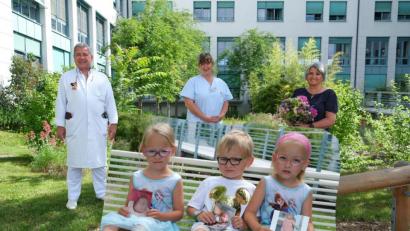 Bildmontage: Klinikum/Uschold/exb
Den Drillingen Luisa, Toni und Maria geht es gut. Mit ihnen freuen sich (von links) Chefarzt Andreas Fiedler, Stationsleiterin Sandra Osso und Sylvia Karl, die Oma der Drillinge.