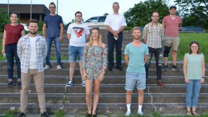 Bild: dob
Maximilian Kallmeier (vorne, links) steht wieder tatkräftig als Vorsitzender der Jungen Union zur Verfügung. Linda Birkner (vorne, Mitte) und Andreas Kellner (vorne, Zweiter von rechts) sowie Paula Herrmann (nicht im Bild) unterstützen ihn nach besten Kräften. Kreisvorsitzender Benedikt Grimm (hintere Reihe, links) stellt sich Ende Juli nicht mehr zur Wahl.