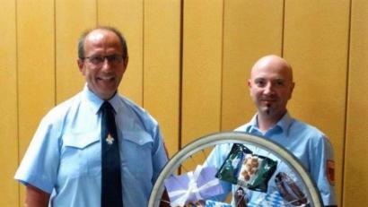 Bild: twg
Ehrenkommandant Siegfried Kellner (links) wurde kürzlich offiziell als Vorsitzender der Feuerwehr Pullenreuth verabschiedet. Er erhielt ein originelles Geschenk von Kommandant Andreas Philipp.