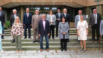 Bild: Hirsch
Die kommunale Verdienstmedaille bekamen (von links): Roswitha Kiener-Gietl, Josef Stadlbauer, Kurt Koppmann, Hannelore Hanke, Joachim Hanisch, Armin Schärtl, Hans Graßl, Marianne Schieder, Thomas Ebeling, Birgit Höcherl, Walter Schauer, Josef Fink, Maria Steger, Heinz Weigl und Hubert Zwack.