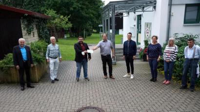 Bild: bkr
Finanziell unterstützt der Förderverein das Sonderpädagogische Förderzentrum, damit den Schülern wichtige Angebote gemacht werden können, die sonst nicht möglich wären: (von links) Stellvertretender Landrat Günter Kopp, Fördervereinsvorsitzender Alfred Schuster, Bürgermeister Thomas Kaufmann, Kassier Holger Hassel, Bernhard Söllner, Schulleiterin Franziska Schubert, Protokollführerin Kornelia Dumler und Revisor Josef Moller.