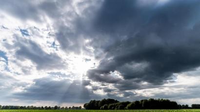 Bild: Guido Kirchner/dpa
Sonne, Schauer und Gewitter wechseln sich auch am Wochenende ab.