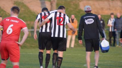 Bild: , ref
Es wird hoffentlich kein schmerzlicher Start für den 1. FC Schwarzenfeld in der neuen Umgebung. Die FC-Kicker empfangen am Freitag den TB Regenstauf im Sportpark.