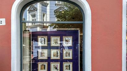Bild: Axel T. Schmidt ubb
Im Schaufenster der Apotheke am Vesten Haus in Weiden können Werke des Künstlers Daniel Spoerri besichtigt werden.