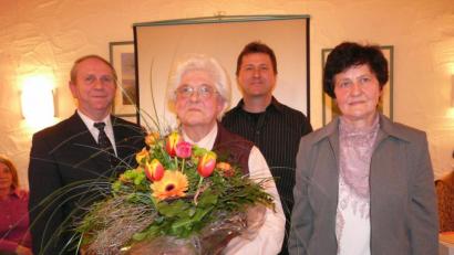 Archivbild: gi
Mathilde Gissibl wurde nach 15 Jahren Mesnerdienst vom damaligen Pfarrer Josef Most, Kirchenpfleger Georg Wurdack und Pfarrgemeinderatssprecherin Anni Hanauer (von links) verabschiedet. Nun ist Mathilde Gissibl verstorben.
