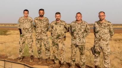 Bild:  Bundeswehr Weiden/exb
Oberstleutnant Zickmantel (rechts) ist mit weiteren Weidener Soldaten im Einsatz in Mali.