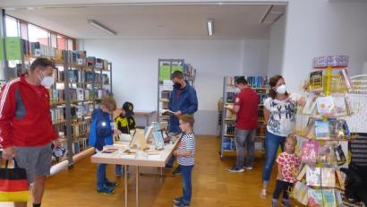 Bild: bk
Auf dem Tisch liegt eine kleine Auswahl neuer Bücher der Bibliothek in Weiherhammer.