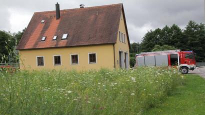 Bild: frd
Blick auf das Gerätehaus der Feuerwehr Teunz. Die geplante Erweiterung wäre in Richtung des angrenzenden Wiesengrundstücks (im Vordergrund) möglich, das die Gemeinde bereits erworben hat.