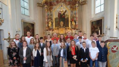 Bild: amö
22 junge Christen aus Winklarn und Schneeberg empfingen von Prälat Bernhard Piendl das Sakrament der Firmung