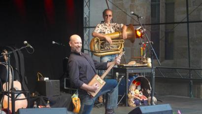 Bild: gac
Stephan Zinner (links) fällt mit seiner selbstgebauten dreisaitigen E-Gitarre in AC/DC-Pose während Peter Pichler (wie während des ganzen Konzerts) keinerlei Miene verzieht.