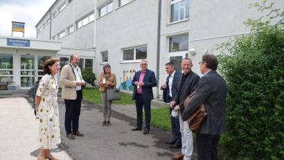 Bild: bnr
Regierungsschuldirektorin Christina Bergmann, Bürgermeister Frank Zeitler, Brigitte Harrieder (Lebenshilfe), stellvertretender Landrat Richard Tischler, der Leiter des Sonderpädagogischen Zentrums Nabburg, Oliver Vogel, Otto Storbeck und Bertin Abbenhues (von links) informierten sich über den neuen Standort.