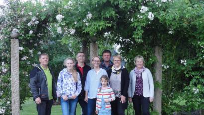 Bild: jhö
Von der Straße her nicht sonderlich auffällig, befinden sich die Gartenparadiese der Familien Christine Wiesend und Peter Murr (dritter und vierte von links) und Karin und Wolfgang Steuber (zweite und dritter von rechts) hinter natürlichen Grün versteckt. Die beiden Vorsitzenden und Mitglieder der Gartenbauer aus dem Klosterdorf waren restlos begeistert.
