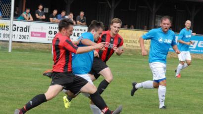 Archivbild: gb
Szene aus einer früheren Partie zwischen der SG Griesbach/Großkonreuth (blaue Trikots) und dem SC Mähring: Beide Teams treffen in der Kreisklasse Stiftland auch kommende Saison aufeinander.