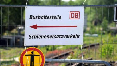 Symbolbild: Carsten Rehder dpa/lno
Ein Schild weist auf den Schienenersatzverkehr hin.