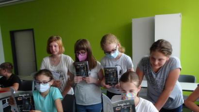 Bild: Stiftland-Gymnasium/exb
Schüler am Stiftland-Gymnasium brachten jetzt die 22. Ausgabe der Literaturzeitschrift „Kreativ“ heraus.