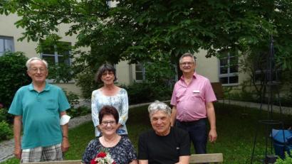 Bild: Daniela Donhauser/exb
Das Caritas-Marienheim hat freiwillige Helfer für ihr Engagement in der Coronakrise geehrt: Dieter Dörner, Elisabeth Kreß, Marienheimleiter Wolfgang Rattai (hinten von links), Käthe Hänisch und Richard Lehmeier (vorne von links).
